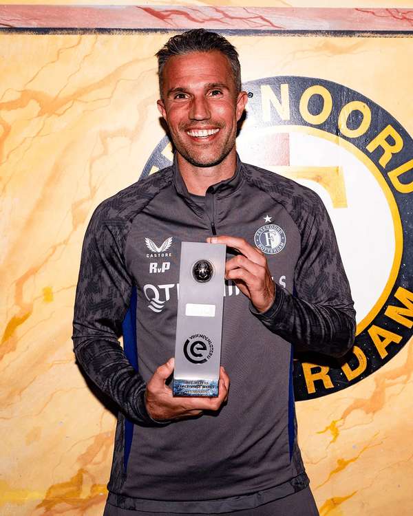 范佩西荣膺荷甲9月最佳主帅，球员时代后再获月度殊荣