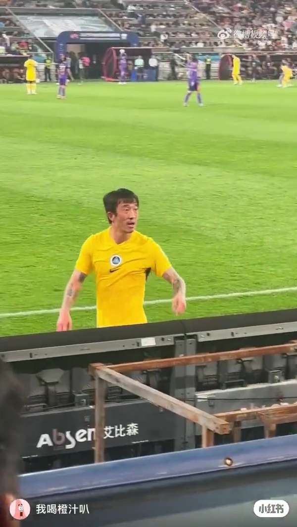 姜至鹏与天津球迷爆发冲突，离场时做出争议手势