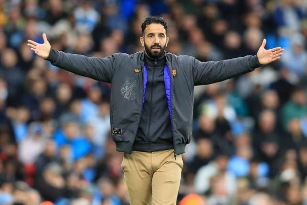 记者反驳理查兹观点：曼联引援投入超2.5亿，阵容适配阿莫林体系