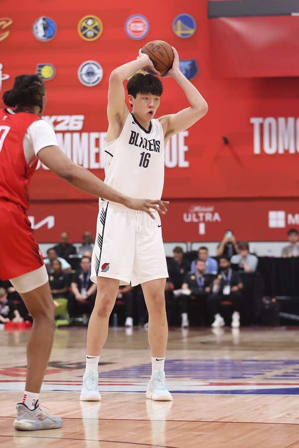 杨瀚森妙传引美媒关注 开拓者季前赛险胜国王