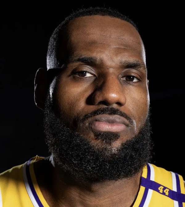 詹姆斯伤缺揭幕战引热议，湖人球迷心情复杂