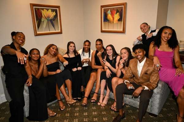 佩奇携女友重返康大 领取NCAA冠军戒指