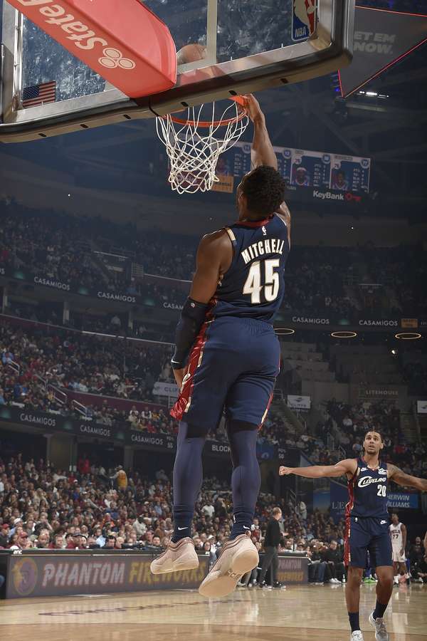 米切尔轰赛季新高46分 骑士主场力克76人迎连胜