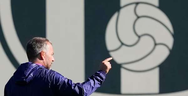 弗里克执教风格转变 场外发声频率显著增加