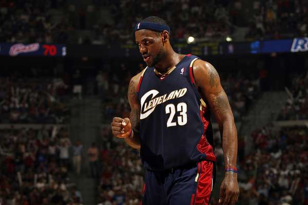 詹皇去向引关注 骑士勇士展开退役巡演接洽