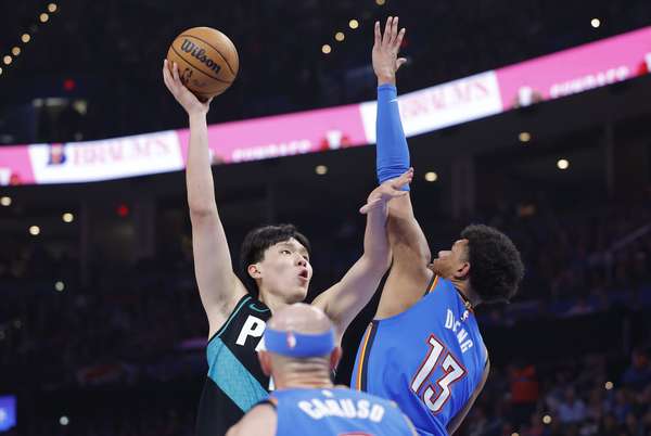 随队记者盛赞杨瀚森职业态度：17分钟11次出手展现担当