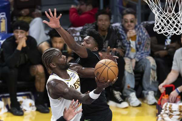 艾顿带伤作战砍两双 主帅雷迪克谨慎换人保健康