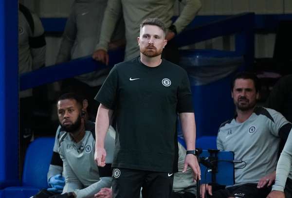 麦克法兰的奇幻夜：临时主帅带队绝平曼城 更衣室故事比比分更精彩