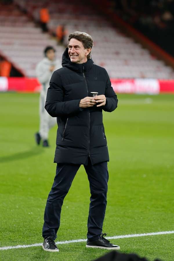 热刺主帅陷"水杯门"：误用死敌阿森纳周边遭球迷调侃