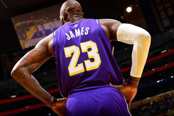 21+5+7俱乐部仅5席！39岁詹姆斯仍在金字塔尖