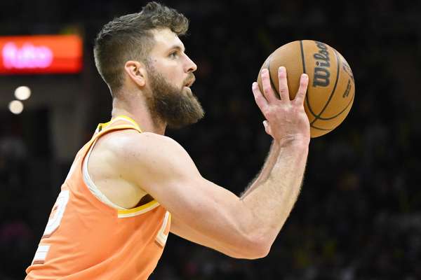 骑士残阵迎战活塞 三大主力高挂免战牌