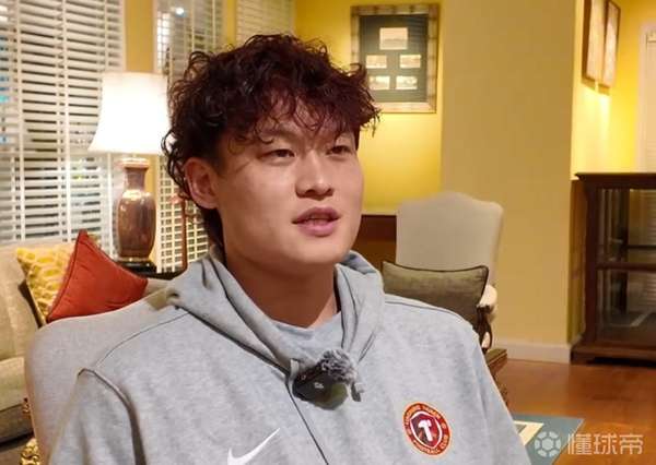 张岩谈成长与担当：球场内外都要做好榜样