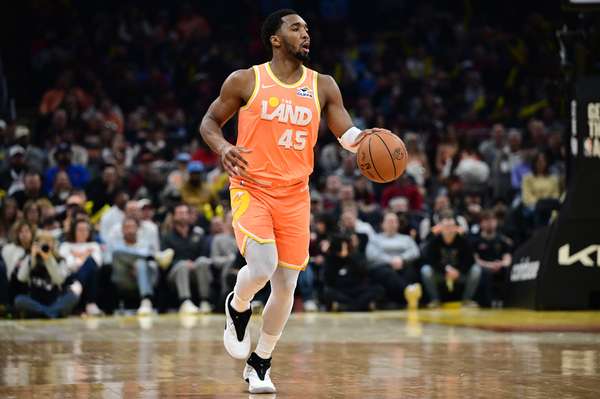 米切尔罕见零罚球怒喷裁判双标：同样动作我们没哨子 对手却有